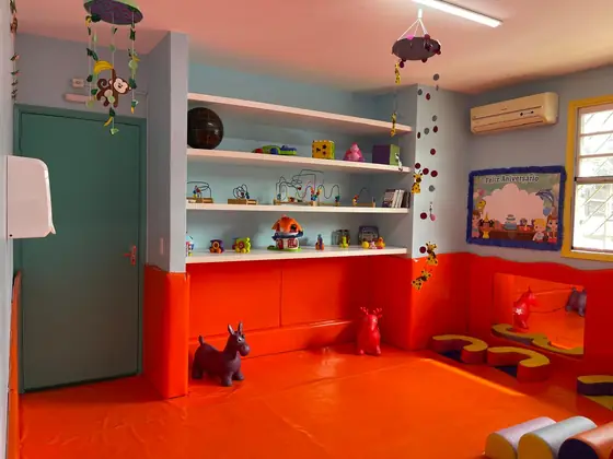 Prateleiras de brinquedos ao alcance dos bebês