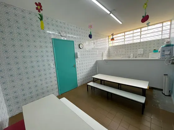 Ambiente higienizado, com decoração de frutas e legumes