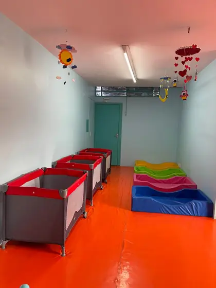 A área de descanso, com os berços em fila