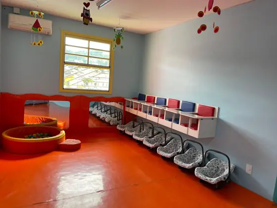 Outro ângulo da sala, com luz natural e piscina de bolinhas
