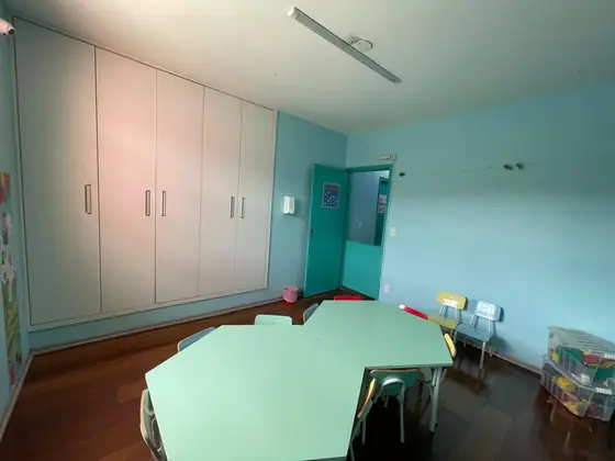 Armários organizados e espaço livre para circular
