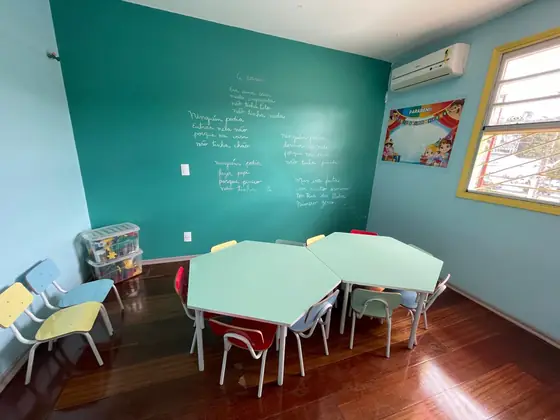 A sala do G2, com ar-condicionado e a mesa coletiva