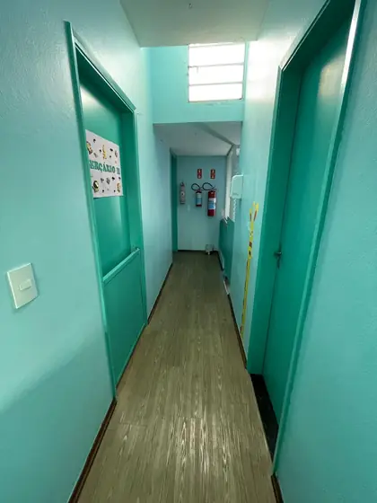 O corredor que dá acesso às salas