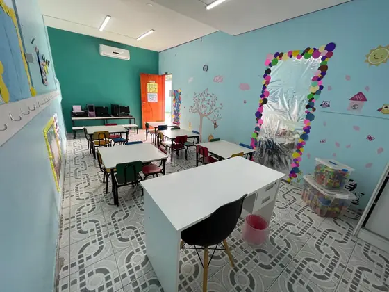 Outro ângulo da sala, com o mural de atividades