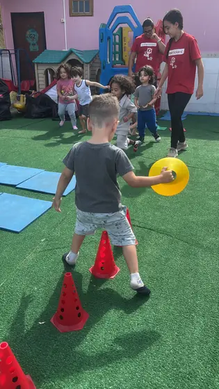 Chute na bola durante a atividade conduzida pelo coach