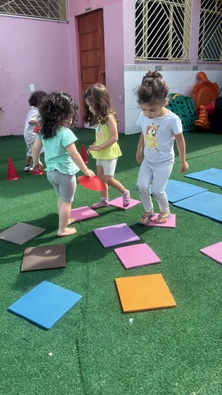 Circuito de placas coloridas para equilíbrio e coordenação