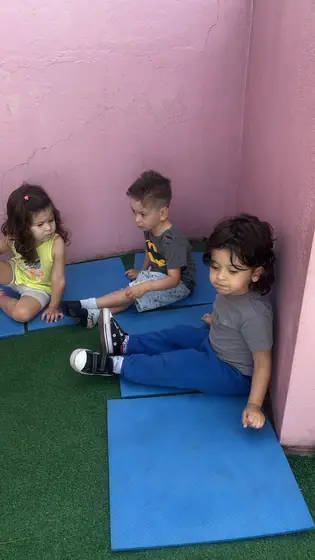 Descanso no colchonete depois da aula