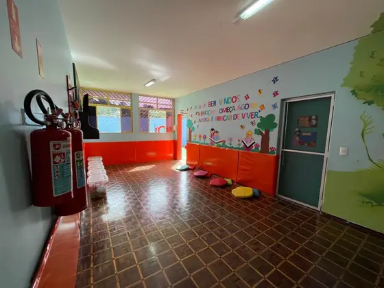 Outro ângulo da sala, com as almofadas de leitura no chão