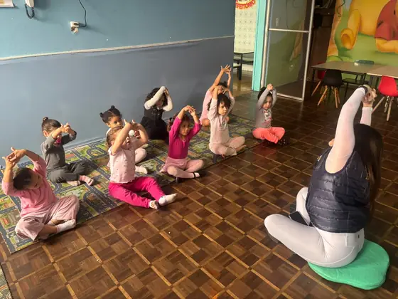 Turma em atividade recreativa na sala